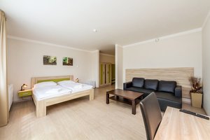 Doppelzimmer Deluxe- mit einem Doppelbett und einer Badewanne